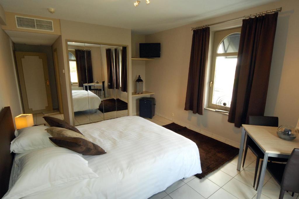 Hotel Le Saint Loup Жамблу Номер фото